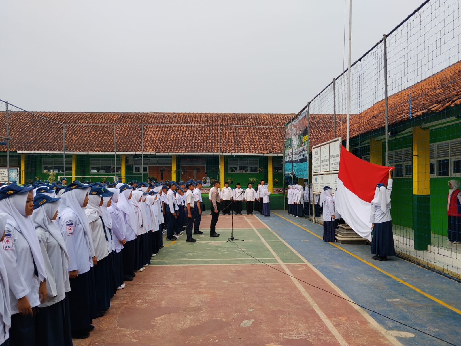 Bhabinkamtibmas Polsek Rajadesa Jadi Inspektur Upacara di MTsN 13 Ciamis, Tanamkan Disiplin dan Kesadaran Hukum Sejak Dini