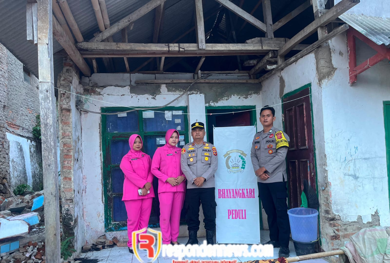 Kapolsek Gegerbitung dan Ketua Bhayangkari Ranting Gegerbitung Pimpin Langsung Kegiatan Bhayangkari Peduli Sukabumi Berbagi