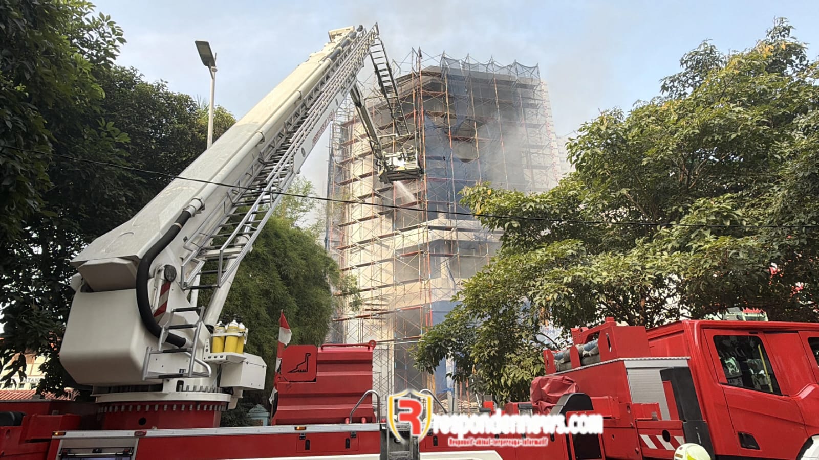 Kebakaran Melanda Ruko Central Cikini, Jalan Cikini Raya Ditutup Sementara