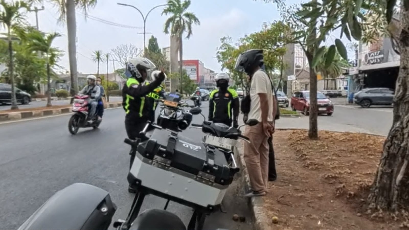 Upayakan Kamseltibcarlantas Presisi, Satlantas Polresta Karawang Bina Etika Berlalu Lintas Kepada Pengendara Motor