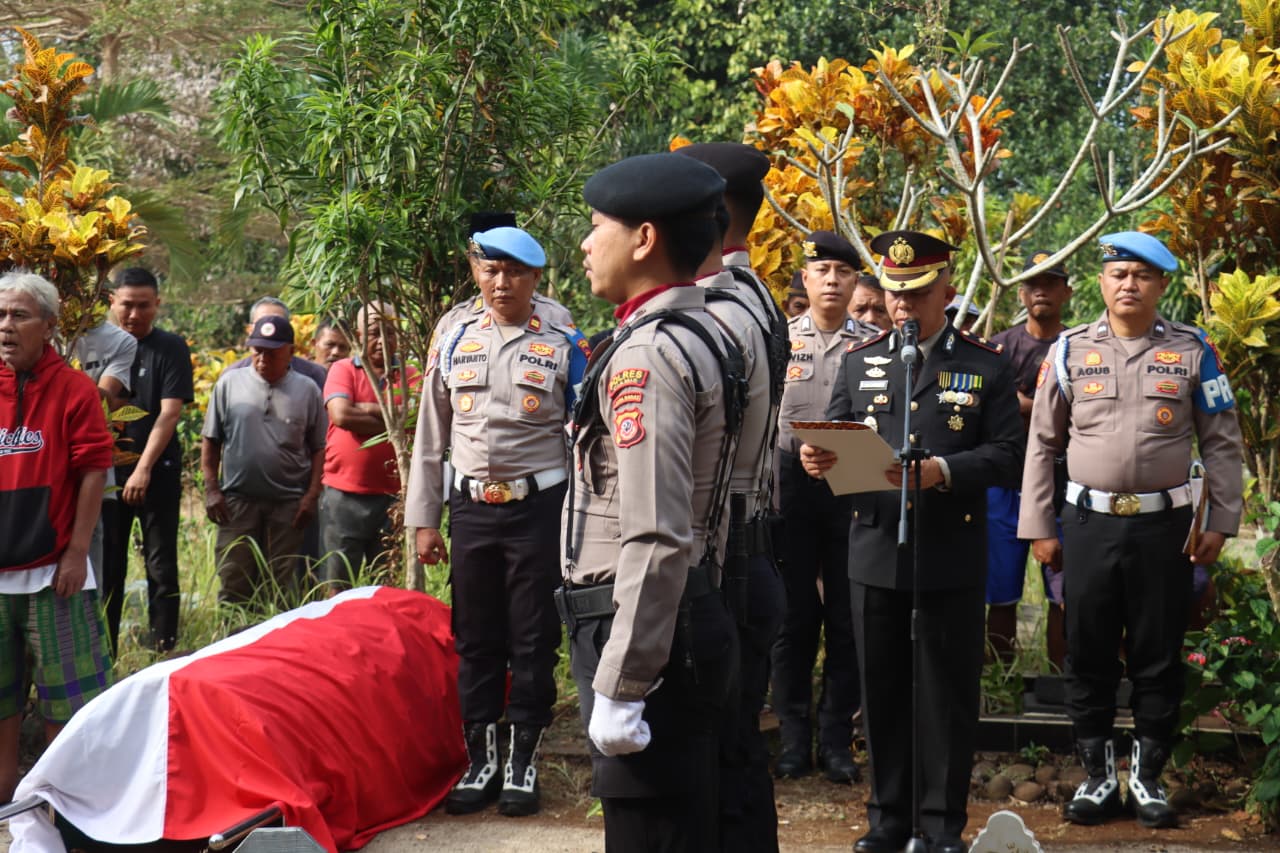 Polres Ciamis Berikan Penghormatan Terakhir kepada IPTU Purwahyo Tulus Widodo Melalui Upacara Pemakaman Kedinasan