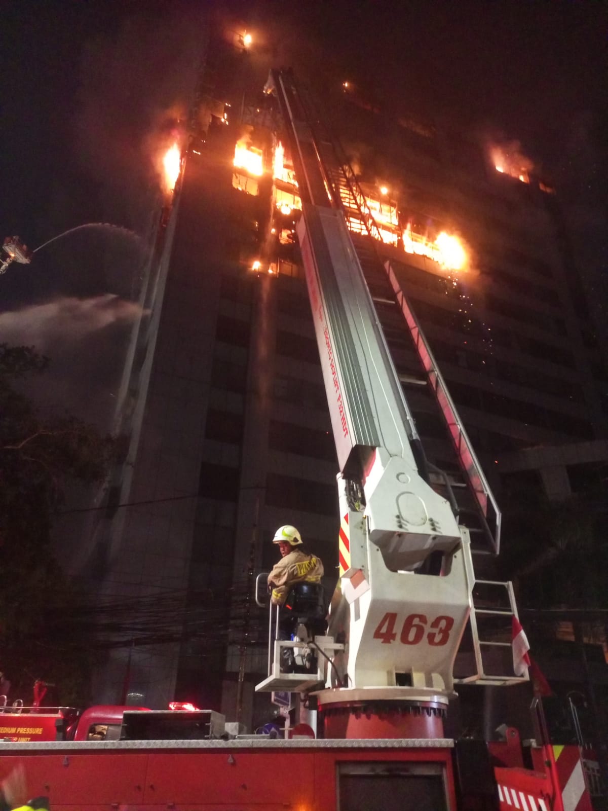 KEBAKARAN BAPENDA DKI JAKARTA 100 PERSONIL PETUGAS DAMKAR KERAHKAN 20 MOBIL