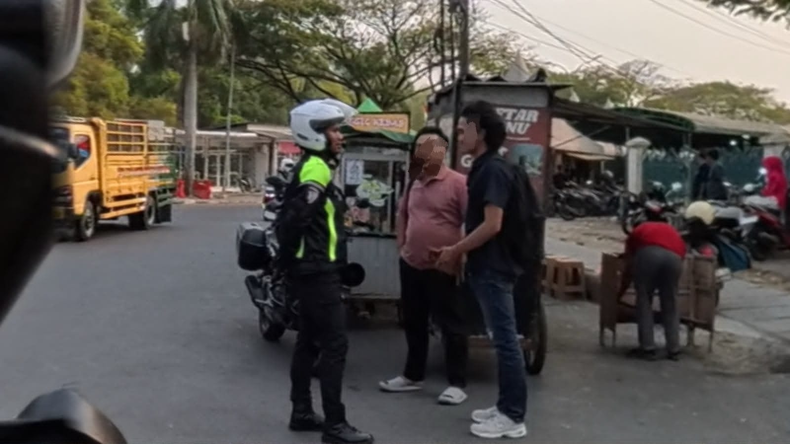 Satlantas Polresta Karawang Tegur Pengendara Motor, Ingatkan Soal Kesadaran dan Kepatuhan Berlalu Lintas