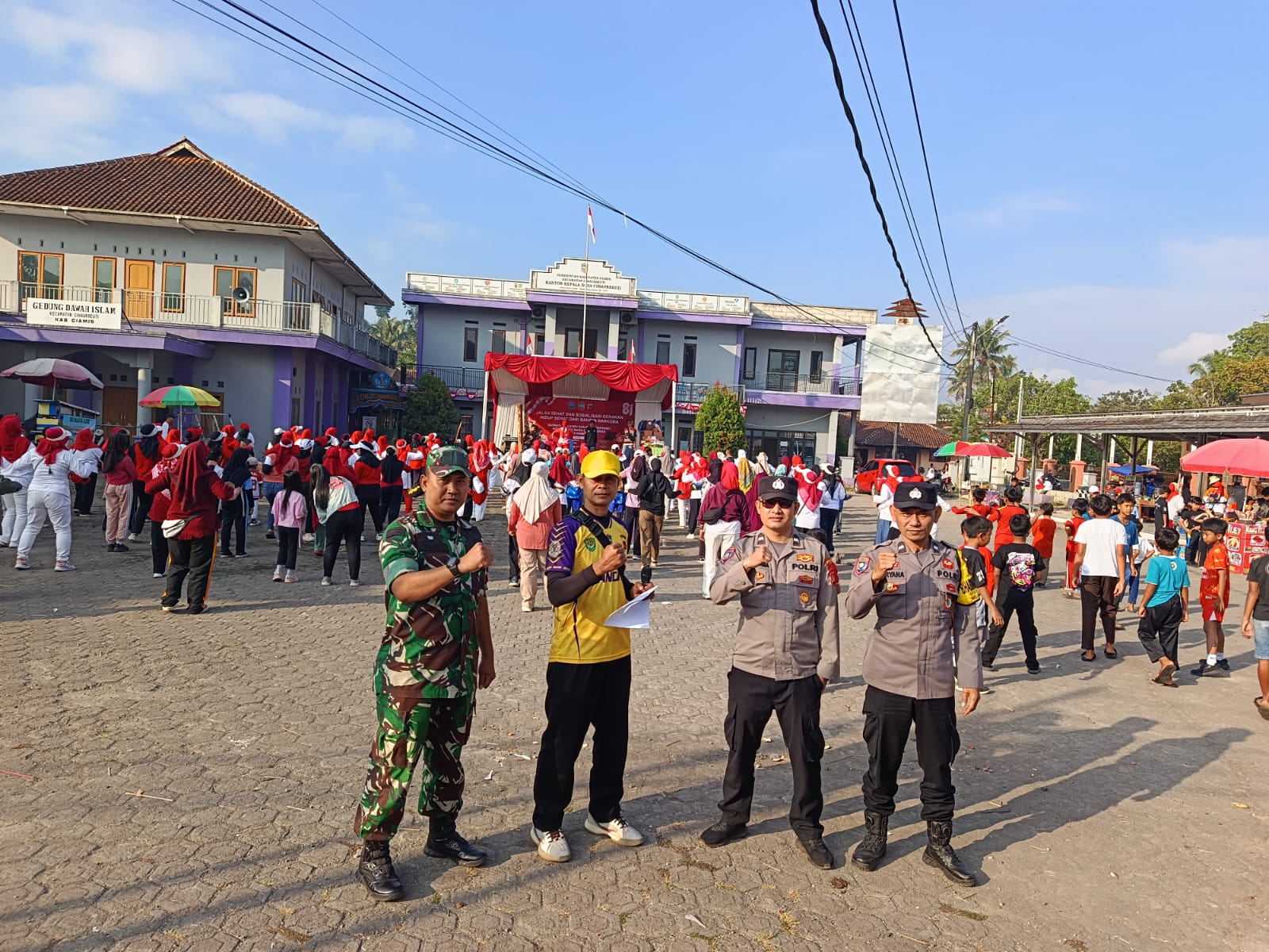 Polsek Cihaurbeuti Perkuat Pengamanan Jalan Sehat HUT RI ke-81 Sekaligus Sosialisasikan Bahaya Narkoba
