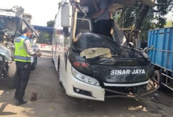 Kecelakaan Beruntun di Tol Jakarta-Cikampek Km 66, Bus Sinarjaya Tabrak Truk Hino, 9 Orang Terluka