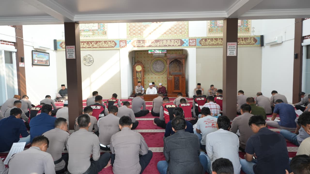 Polresta Karawang Gelar Binrohtal Rutin, Perkuat Mental Spiritual Personel demi Pelayanan Maksimal