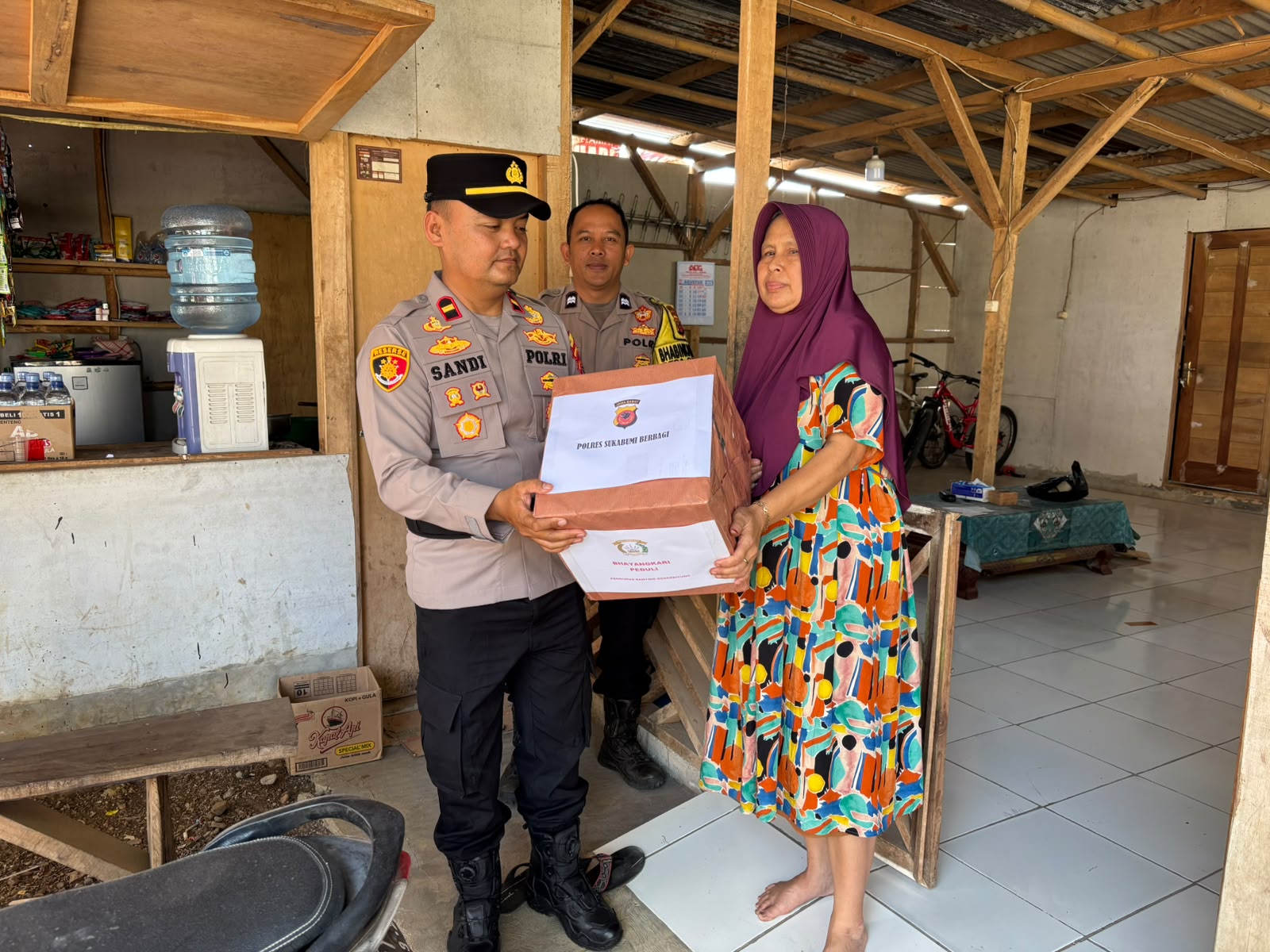 Polsek Gegerbitung Tebar Kepedulian, Warga Terima Bantuan Sembako di Jumat Berkah