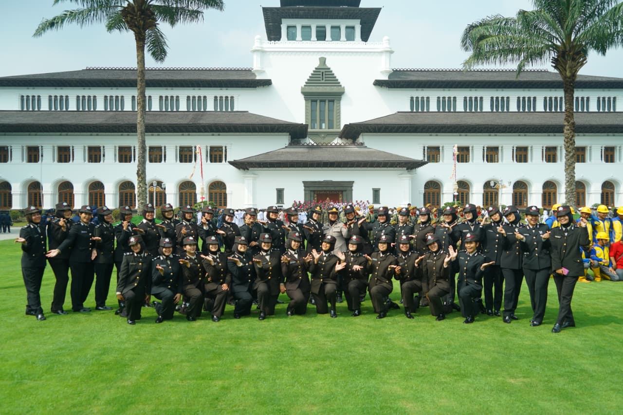 Kapolda Jabar Hadiri Upacara HUT Kemerdekaan RI Ke 81 di Gedung Sate, Puluhan Ribu Warga Antusias
