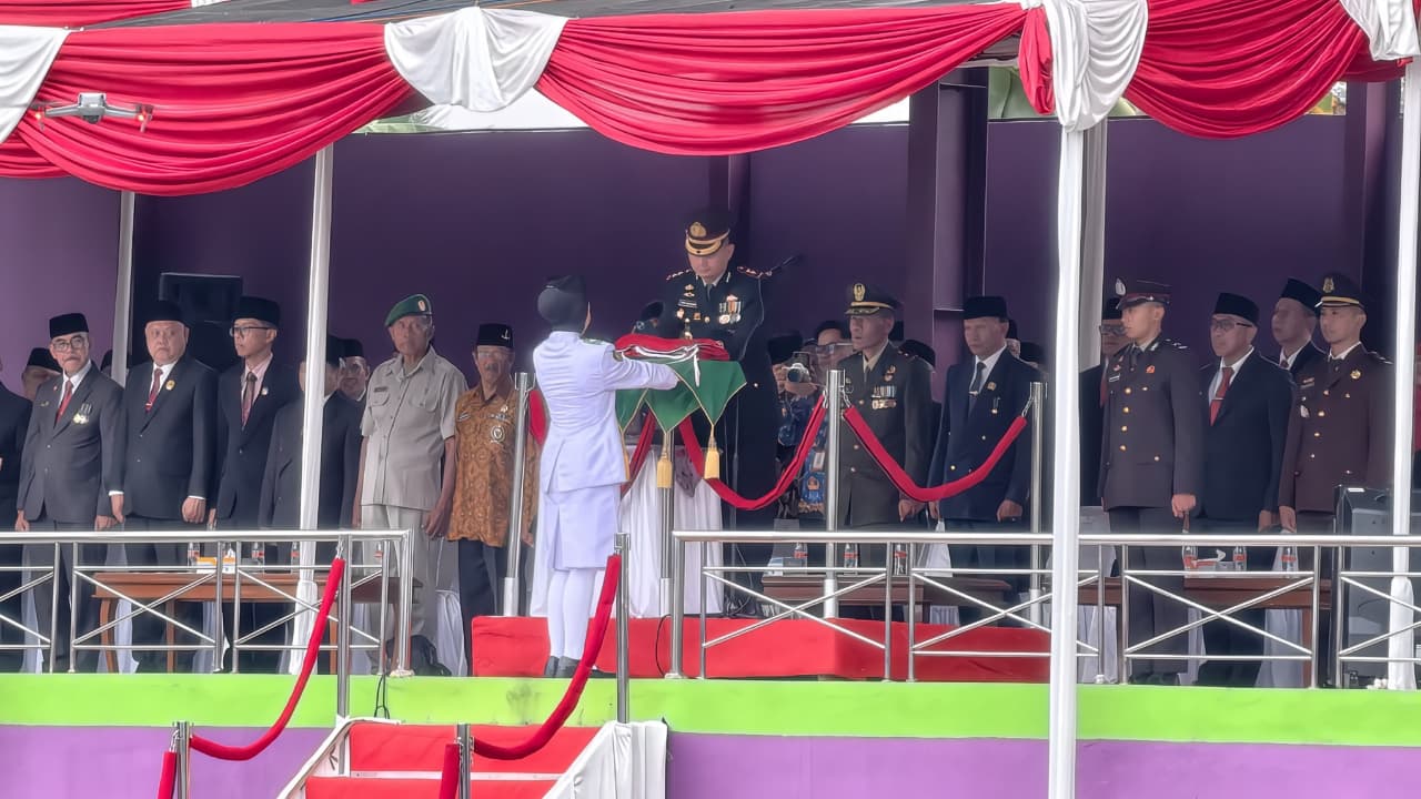 Kapolres Ciamis Pimpin Upacara Penurunan Bendera Merah Putih pada Peringatan HUT ke-81 Kemerdekaan RI Tingkat Kabupaten Ciamis