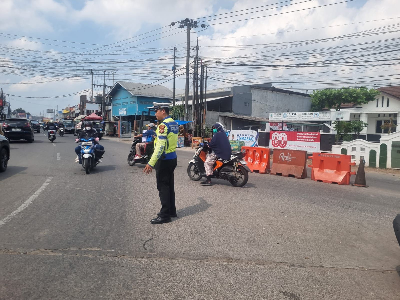 Satlantas Polresta Karawang Atur Lalu Lintas Guna Cegah Kemacetan Lalu Lintas di Ruas Jalan Raya Utama