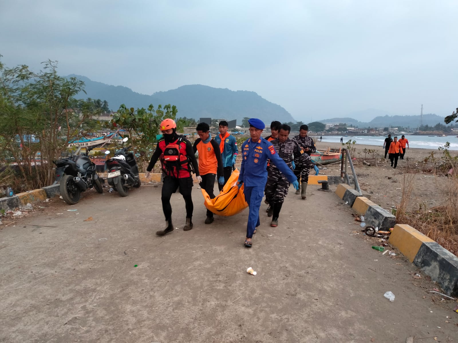 Satpolairud Polres Sukabumi Bantu Evakuasi Korban Tenggelam di Perairan Pantai Dolpin Citepus