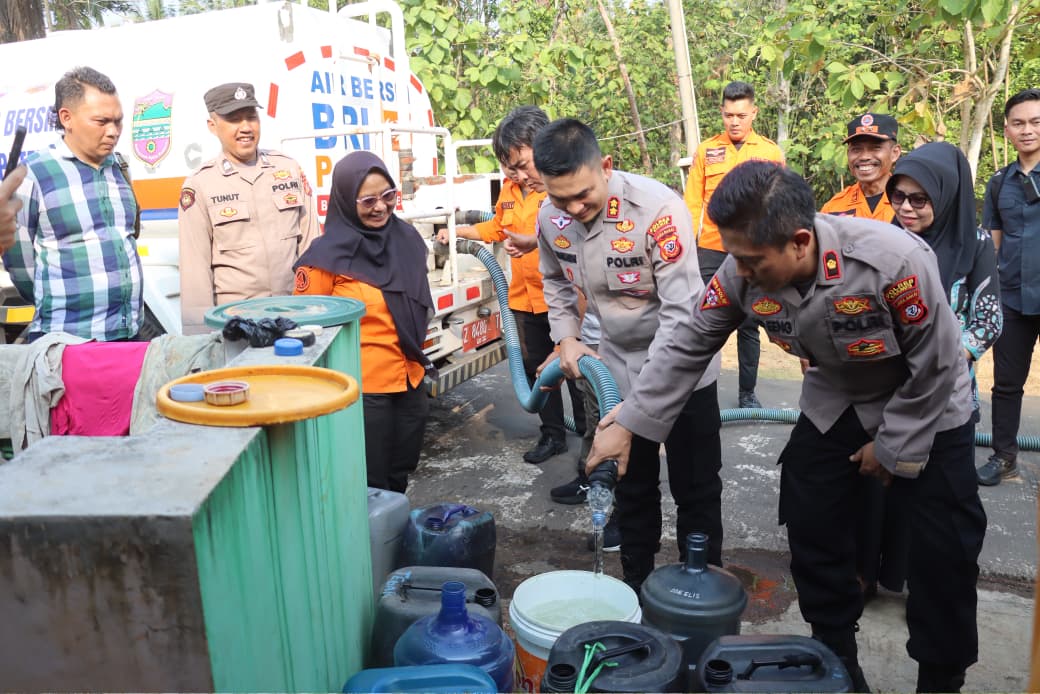 Kapolres Ciamis Salurkan Bantuan Air Bersih untuk Warga Terdampak Krisis Air di Desa Wangunjaya