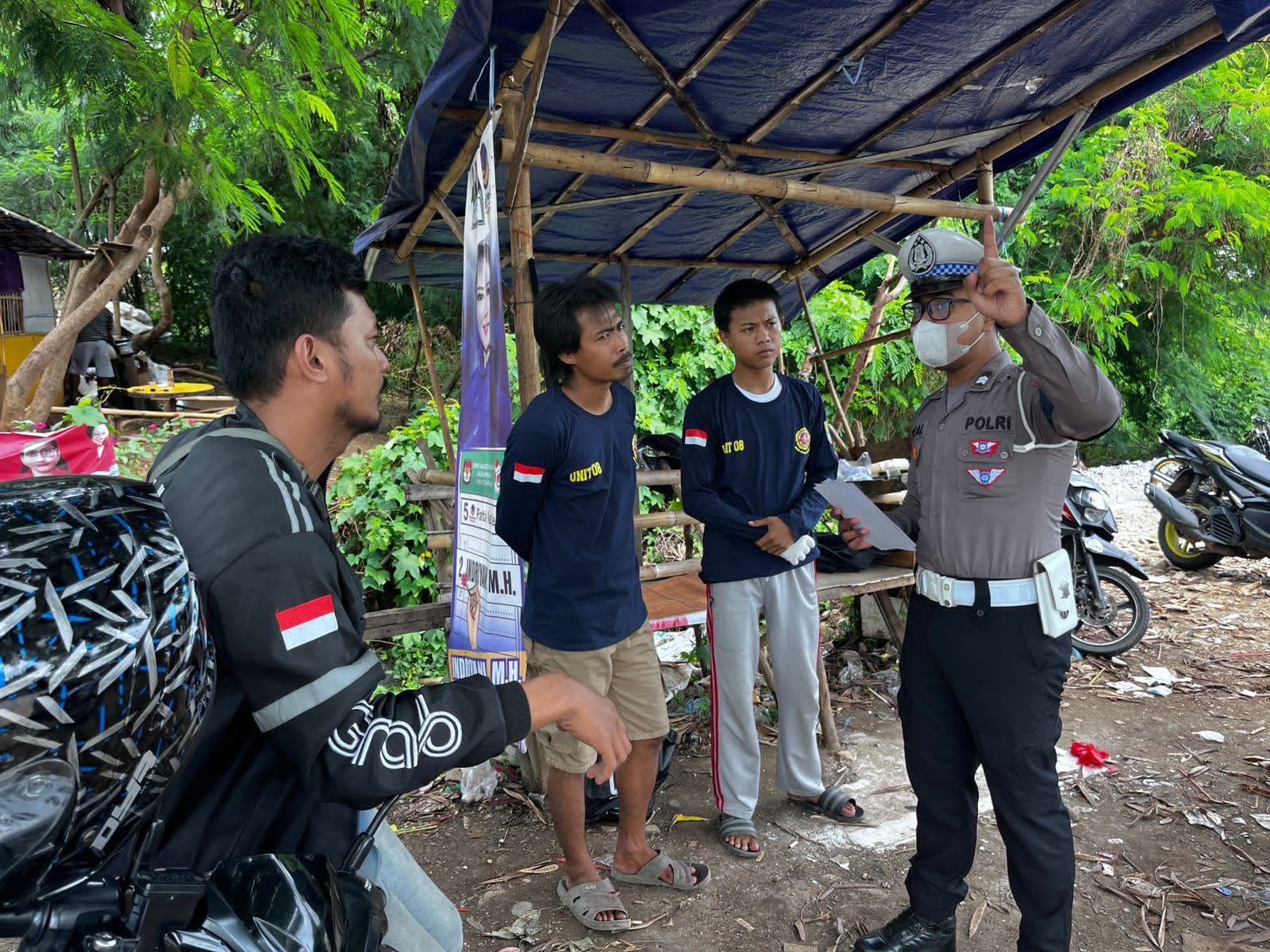 Polantas Menyapa Ojek Pangkalan di Karawang, Rutin Ingatkan untuk Selalu Disiplin serta Patuhi Aturan Berlalu Lintas