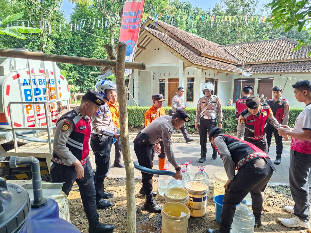 Wujud Kepedulian Polri, Polres Ciamis Salurkan 4.000 Liter Air Bersih bagi Warga Terdampak Kekeringan