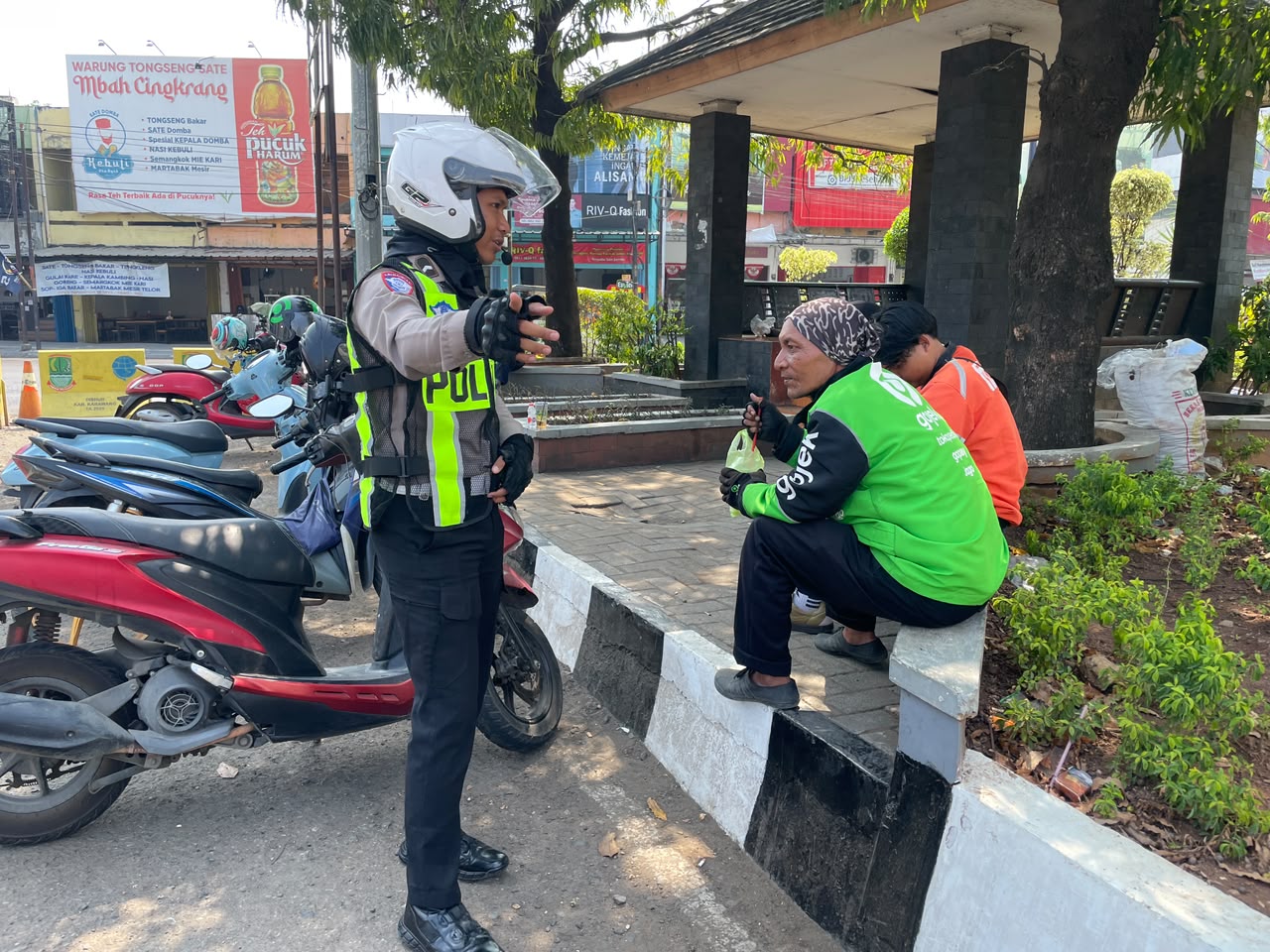Polantas Menyapa Rider Ojol di Karawang, Gaungkan Budaya Kamseltibcarlantas dan Disiplin Berlalu Lintas