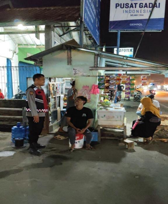 Bhabinkamtibmas Ikut Serta Dalam Giat Ronda Bersama Warga