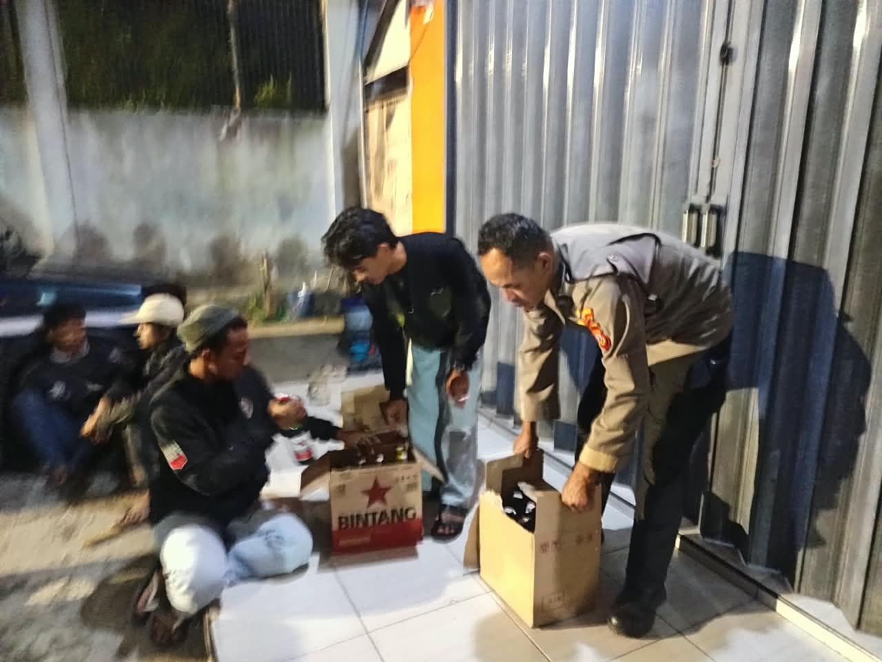 Polsek Cihaurbeuti Gelar Operasi Pekat Gabungan, Puluhan Botol Miras Diamankan