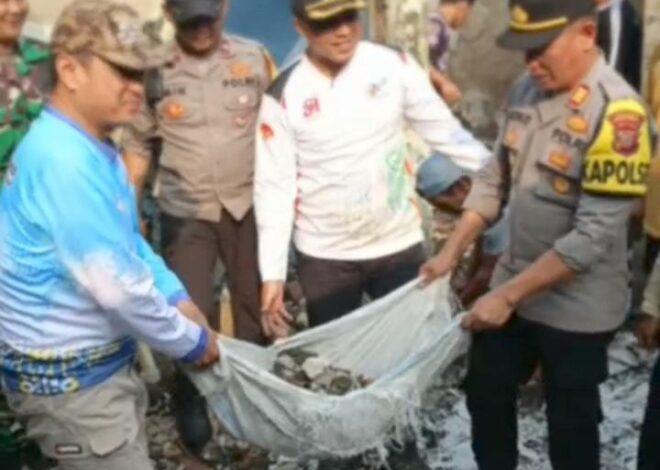 Kapolsek Cibadak, Forkopimcam dan Warga Gotong Royong Bersihkan Purna Kebakaran di Kp. Bojong Kuring Cibadak Sukabumi