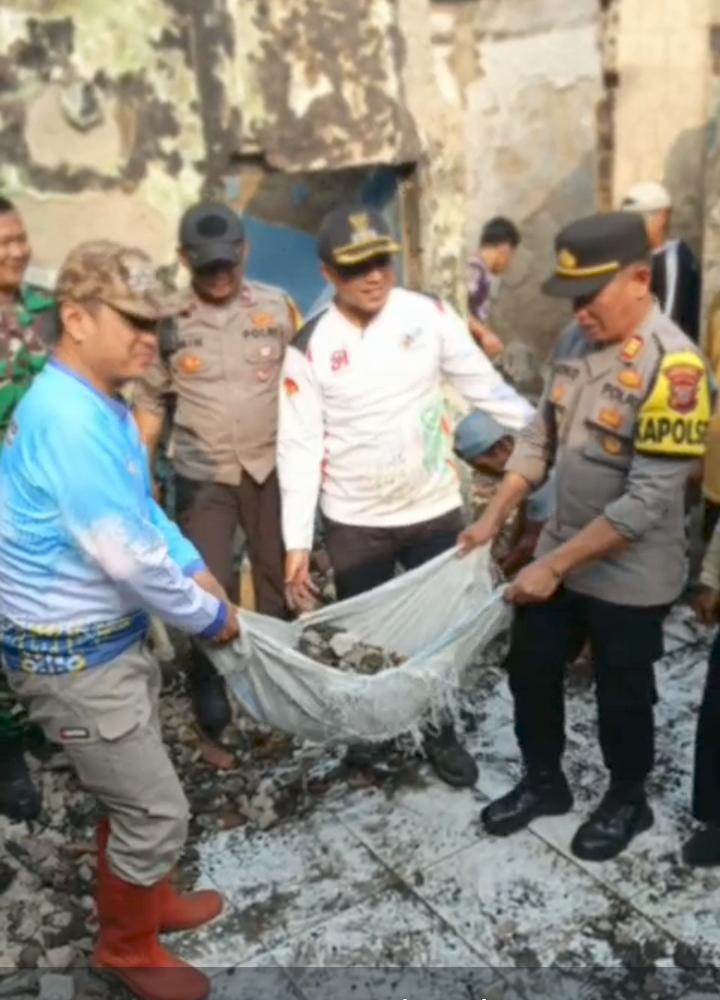 Kapolsek Cibadak, Forkopimcam dan Warga Gotong Royong Bersihkan Purna Kebakaran di Kp. Bojong Kuring Cibadak Sukabumi