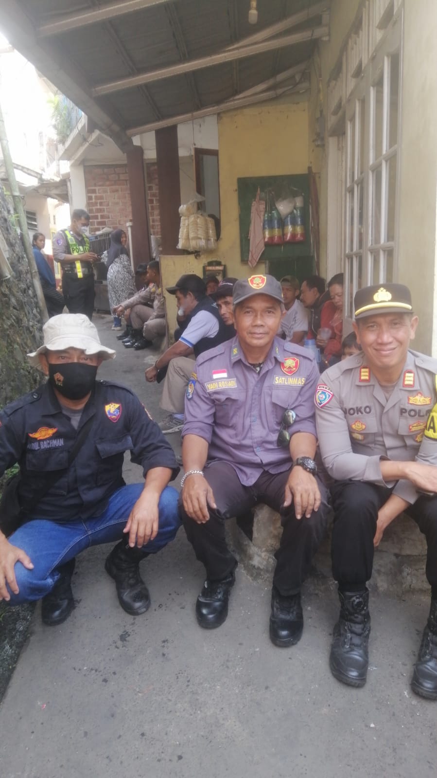 Kapolsek Cibadak Bersama POKDAR Kamtibmas dan Satlinmas RW 08 Gotong Royong Bersihkan Puing Pasca Kebakaran di Kp. Bojong Kuring