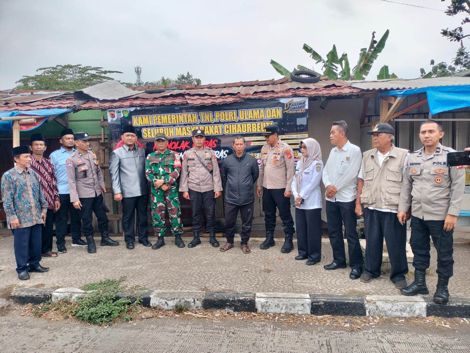 Polsek Cihaurbeuti Perkuat Sinergi dengan Forkopimcam dan Ulama Berantas Peredaran Miras, Pasang Banner Penolakan Penjualan