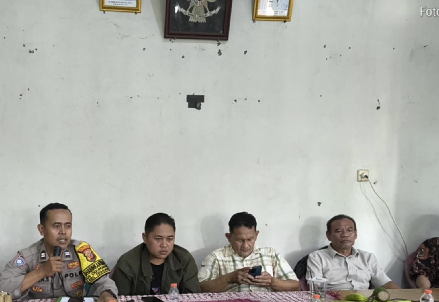 Personil Polsek Tegalwaru Monitoring Penetapan Panitia Pilkades di Desa Cigunungsari