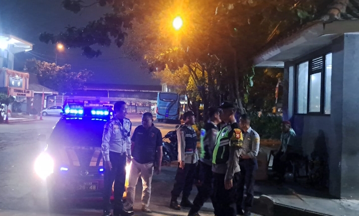 Antisipasi Tindak Kriminal di Terminal, Personel Polsek Klari Lakukan Patroli Malam