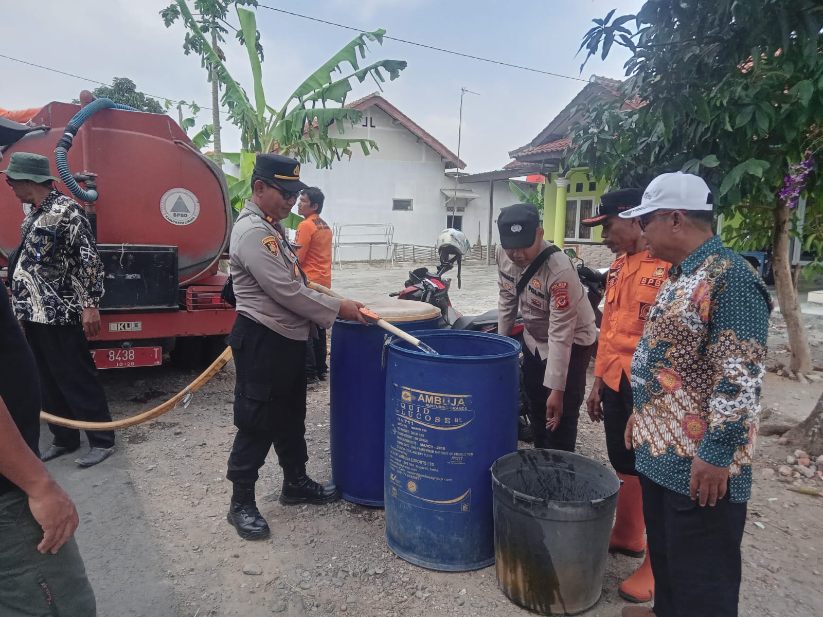 Polri Respons Cepat Keluhan Kekeringan, Polsek Lakbok Bersama BPBD Salurkan 10.000 Liter Air Bersih untuk Warga Sidarahayu