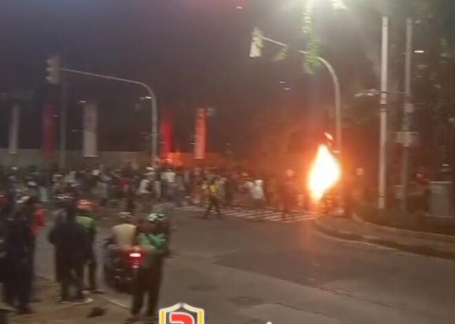 Kericuhan di Pejompongan, 1 Motor Dibakar Usai Aksi di DPR