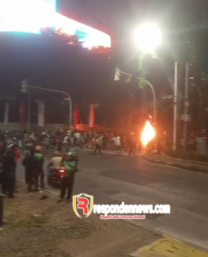 Kericuhan di Pejompongan, 1 Motor Dibakar Usai Aksi di DPR