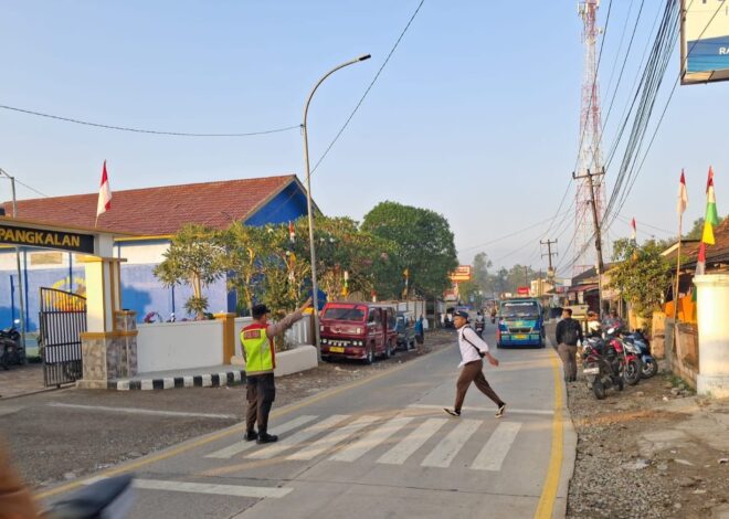 Kapolsek Pangkalan Beserta Personel Konsisten Gelar Gatur Pagi di Depan Sekolah saat Kegiatan Sapa Warga