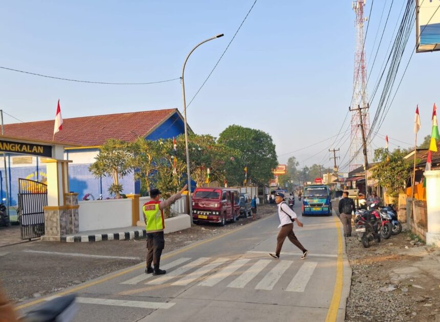 Kapolsek Pangkalan Beserta Personel Konsisten Gelar Gatur Pagi di Depan Sekolah saat Kegiatan Sapa Warga