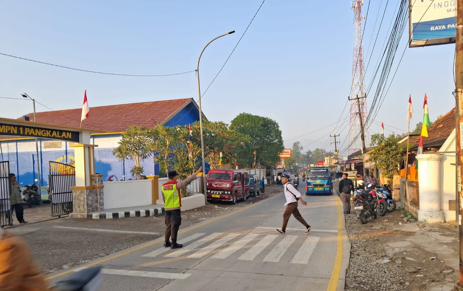 Kapolsek Pangkalan Beserta Personel Konsisten Gelar Gatur Pagi di Depan Sekolah saat Kegiatan Sapa Warga