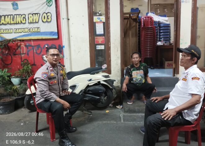 Tengah Malam, Polisi Sambangi Poskamling Kampung Rawa Perkuat Kewaspadaan Warga