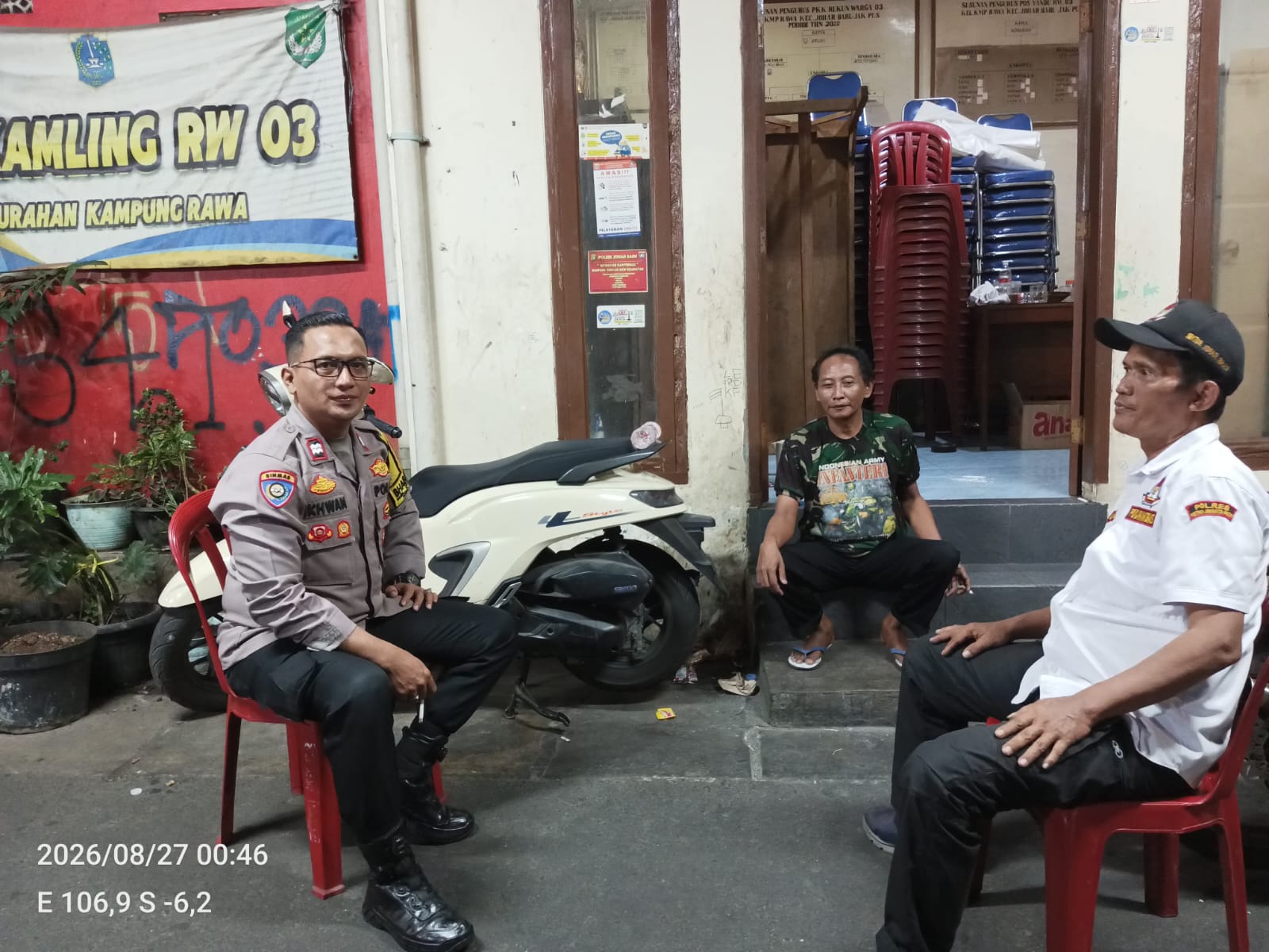 Tengah Malam, Polisi Sambangi Poskamling Kampung Rawa Perkuat Kewaspadaan Warga