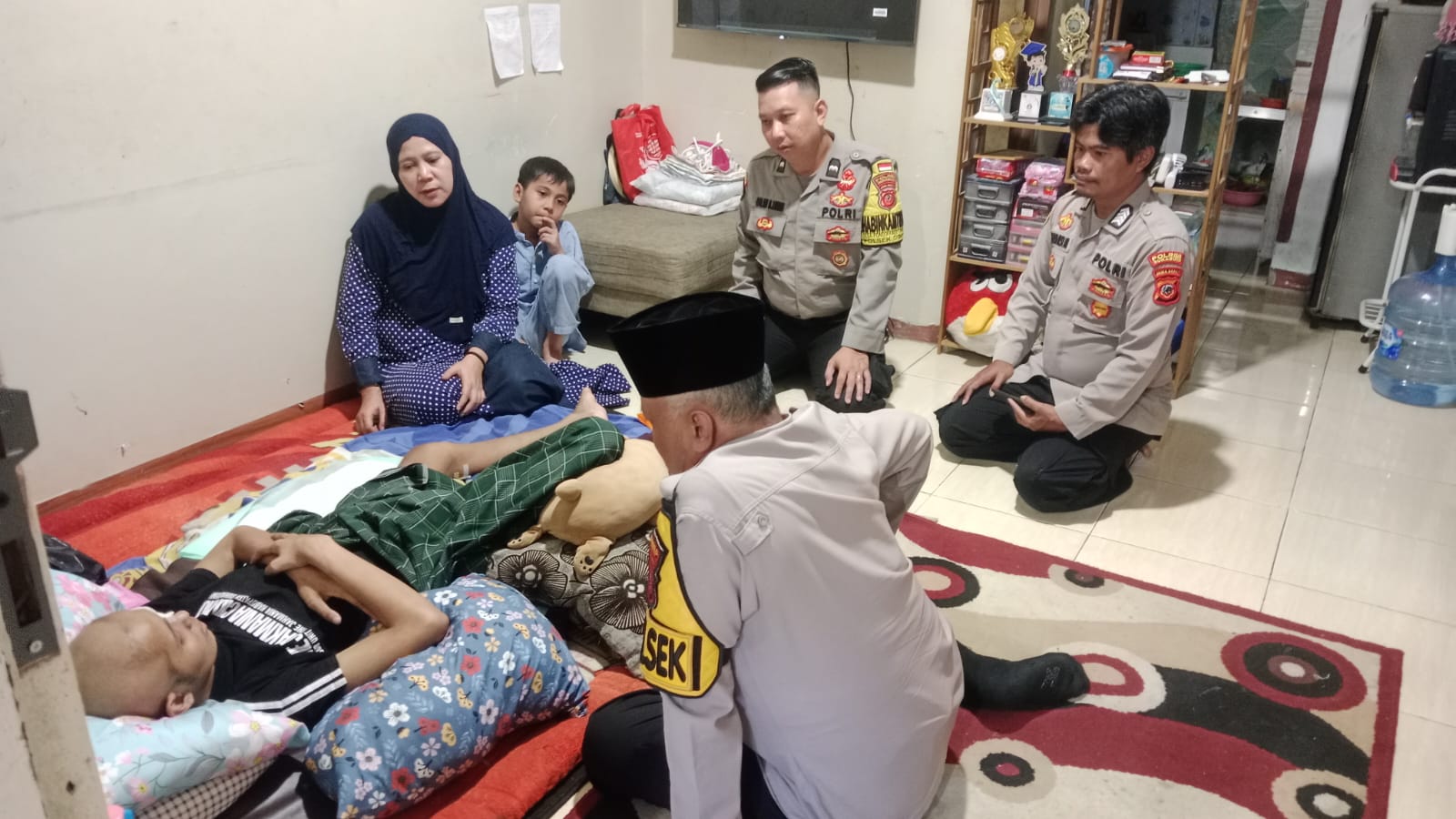 Polres Sukabumi Melalui Polsek Cidahu Beserta Pihak Terkait Kepada AHGNA, Anak Penderita Kanker