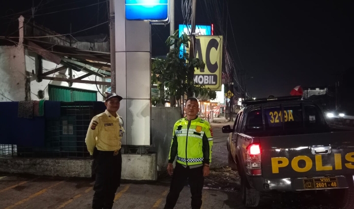Polsek Klari Perkuat Pengamanan di Kantor Bank BJB Desa Duren Pada Malam Hari