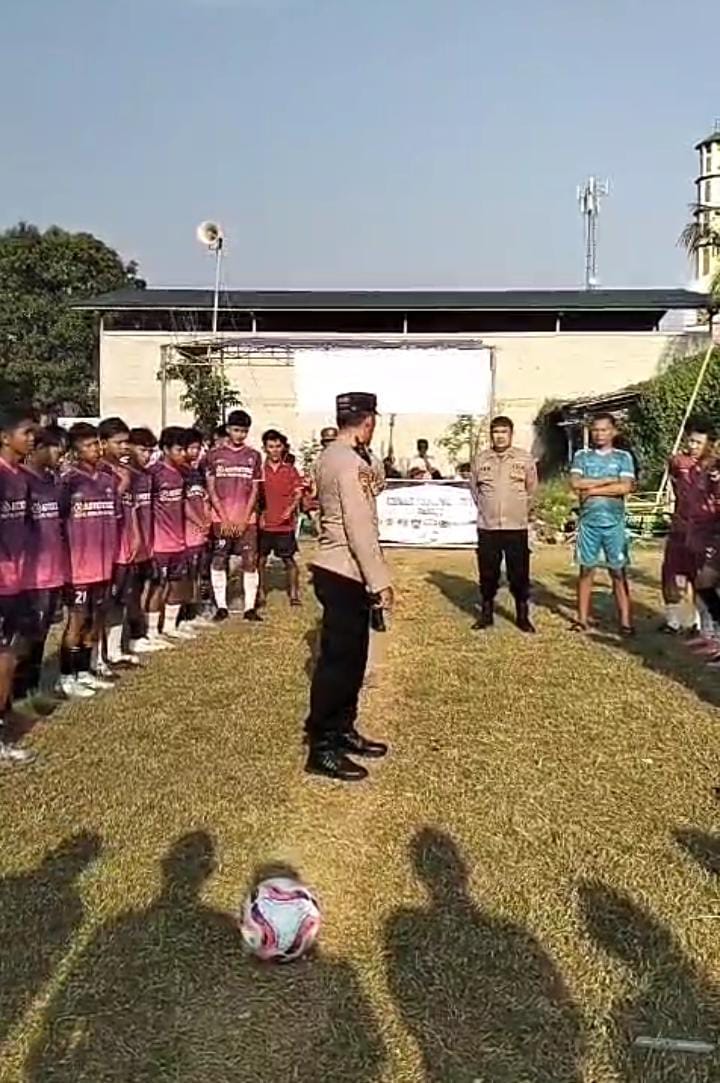 Kapolsek Banyusari Bersama Anggota Ciptakan Rasa Aman di Acara Perlombaan Sepak Bola Desa Cicinde Utara