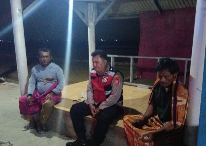 Sigap Jaga Keamanan, Bhabinkamtibmas Polsek Telagasari Ajak Warga Ronda Bersama