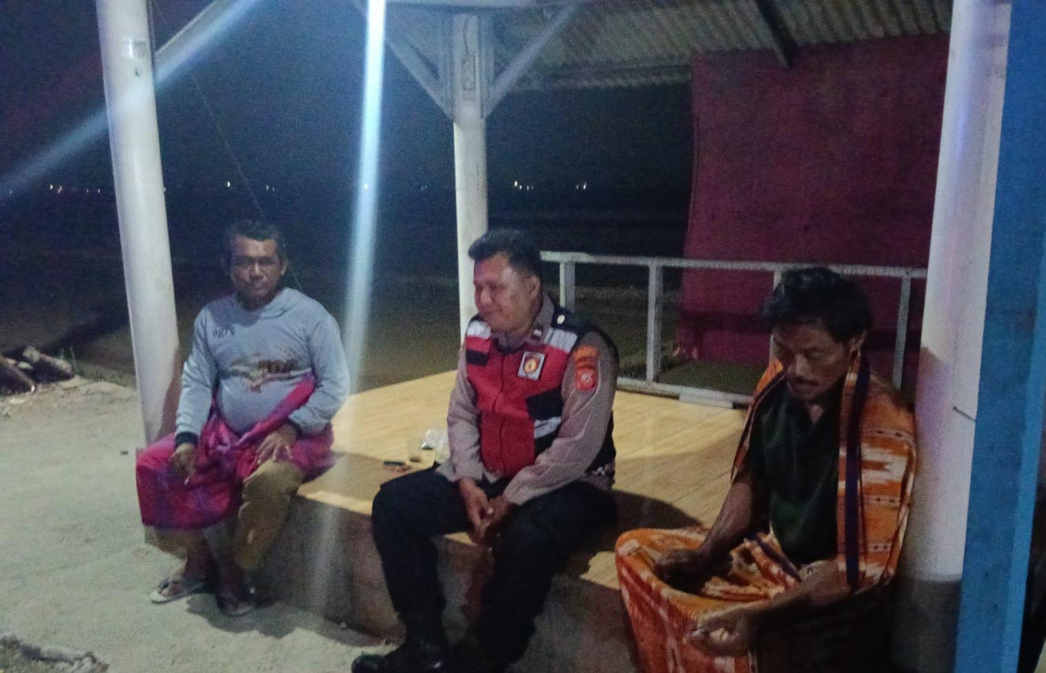 Sigap Jaga Keamanan, Bhabinkamtibmas Polsek Telagasari Ajak Warga Ronda Bersama