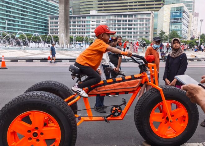 Potret Sepeda Roda Tiga Raksasa Curi Perhatian Warga di CFD Bundaran HI