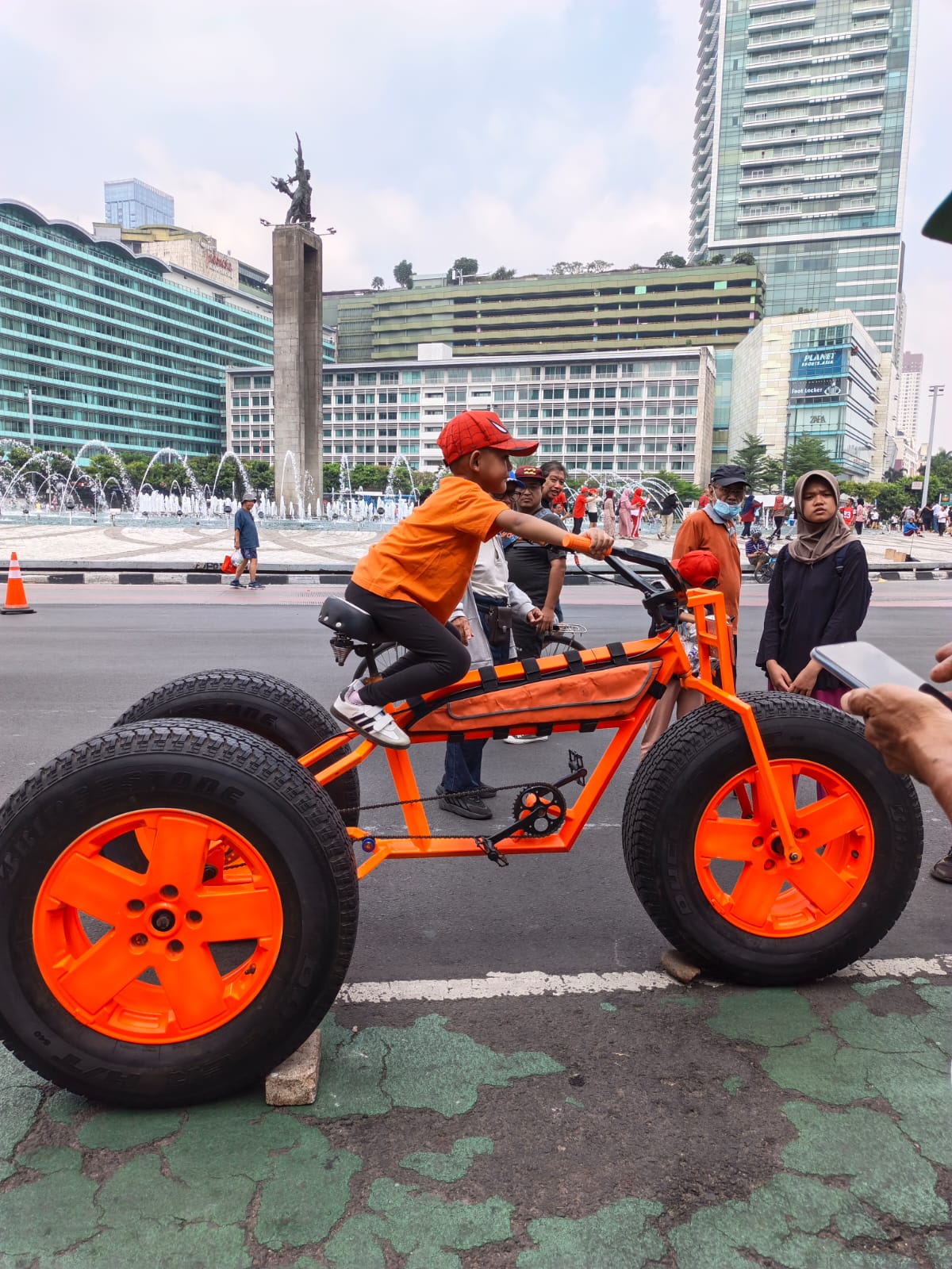 Potret Sepeda Roda Tiga Raksasa Curi Perhatian Warga di CFD Bundaran HI