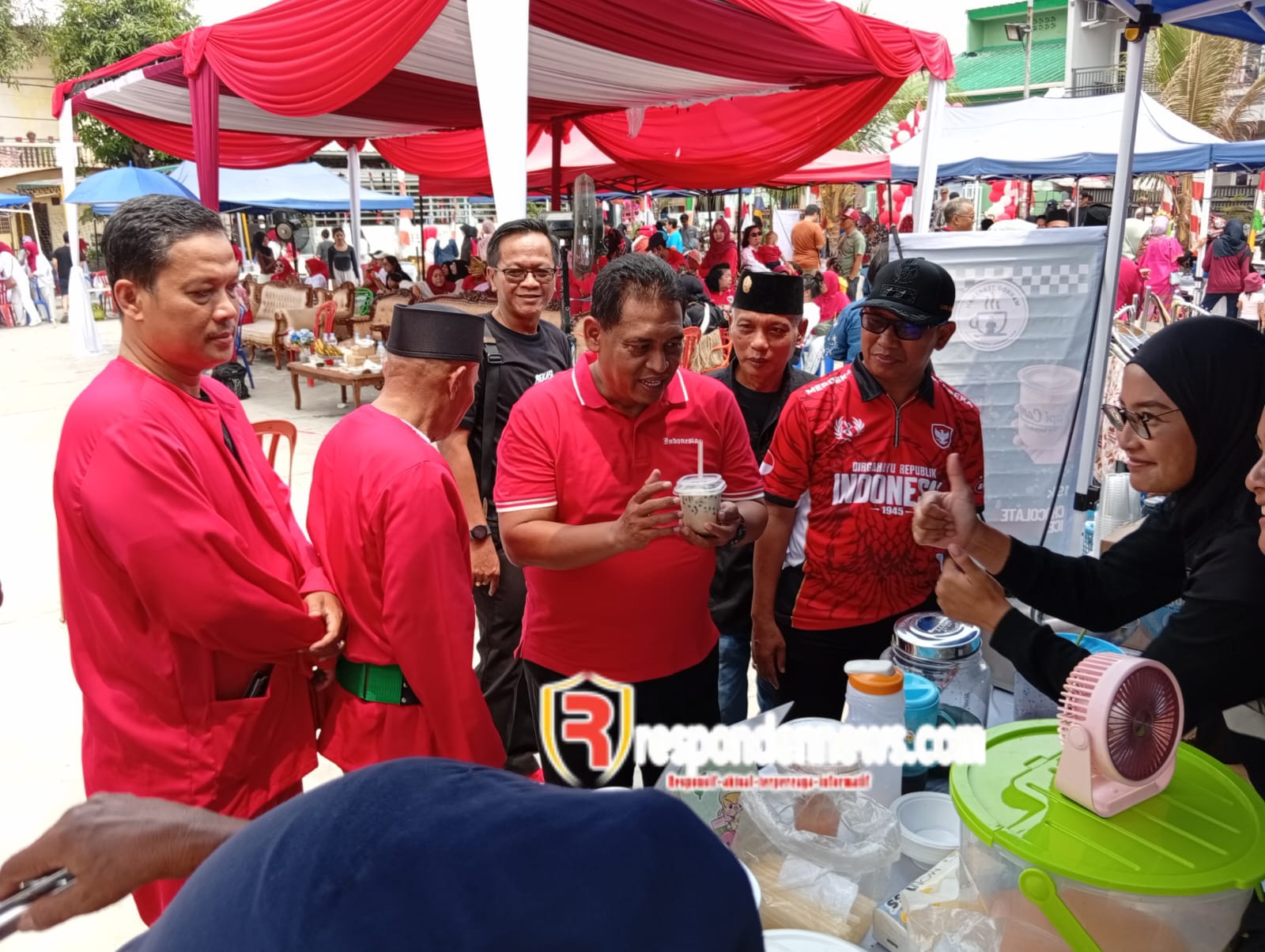 Ketua Pokdar Kamtibmas Bhayangkara Sub Sektor 27 Jakamulya Dampingi Camat dan Lurah Buka UMKM di HUT RI ke-81 Perumahan Taman Cikunir Indah