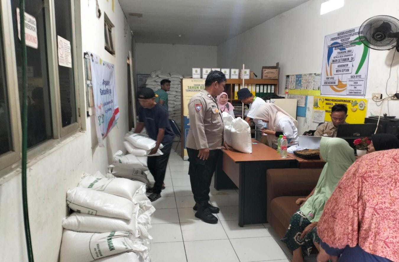 Personel Polisi di Telukjambe Laksanakan Patroli Dialogis, Ajak Mitra Keamanan untuk Jaga Kamtibmas di Graha KIIC