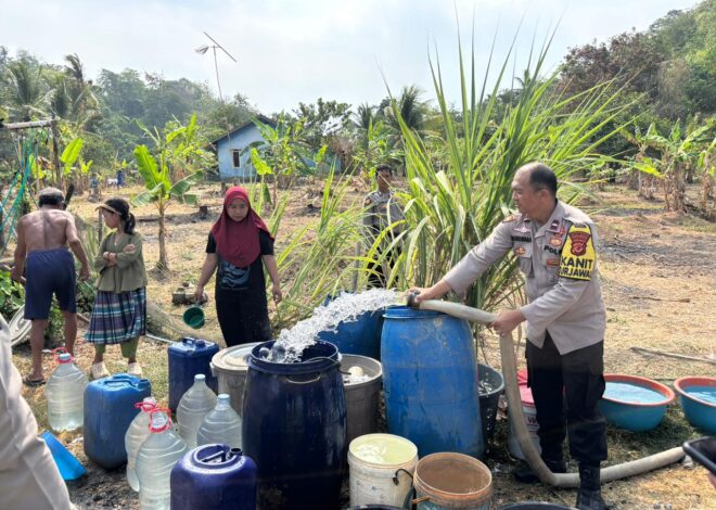 Polres Sukabumi Salurkan Air Bersih untuk Warga Terdampak Kekeringan di Palabuhanratu