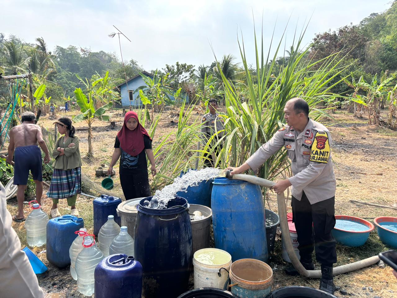 Polres Sukabumi Salurkan Air Bersih untuk Warga Terdampak Kekeringan di Palabuhanratu