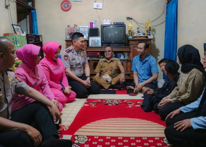 Kapolres Ciamis dan Ketua Bhayangkari Salurkan Bantuan Usaha bagi Warga Disabilitas dalam Semarak HKGB ke-74