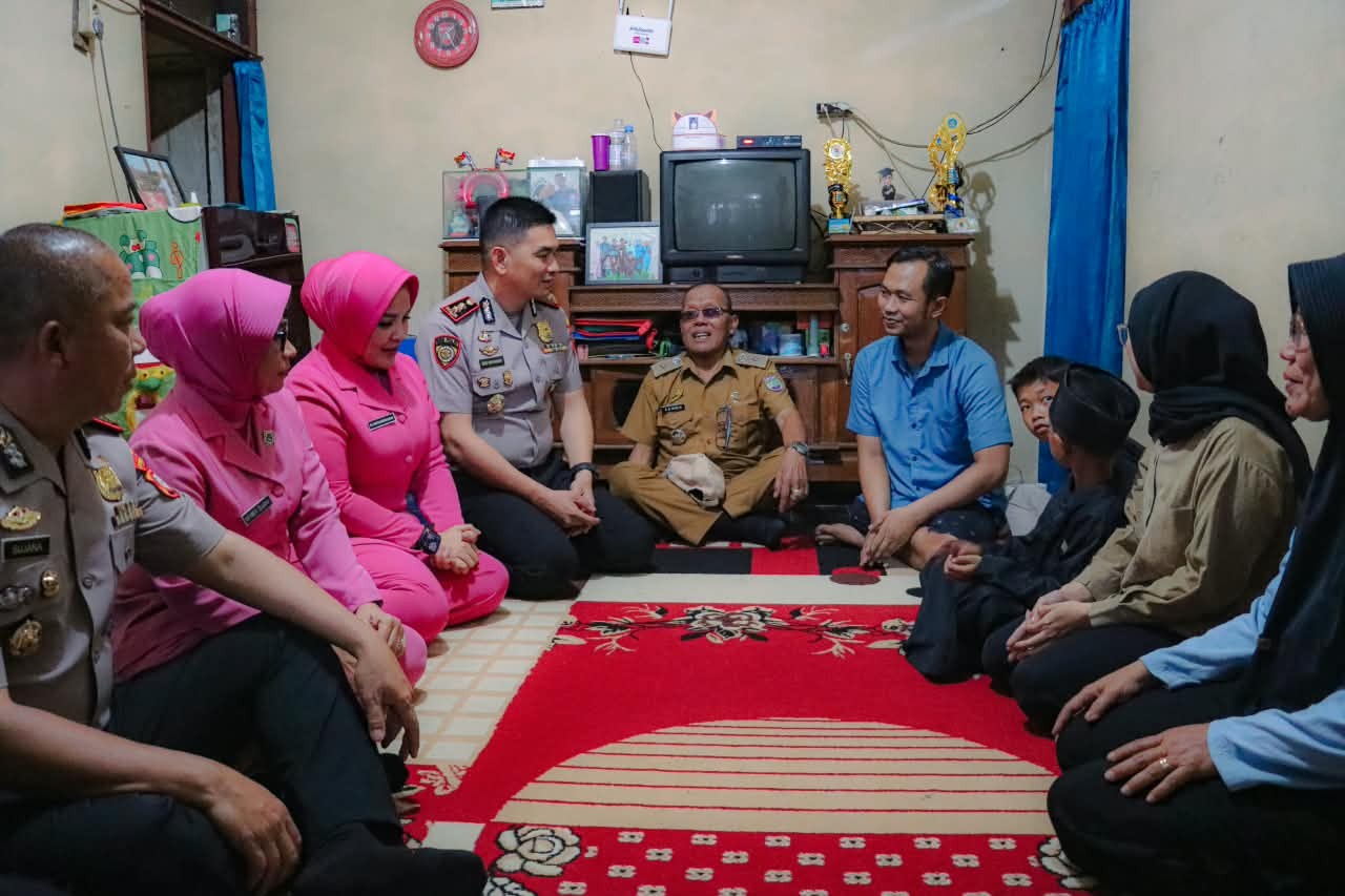 Kapolres Ciamis dan Ketua Bhayangkari Salurkan Bantuan Usaha bagi Warga Disabilitas dalam Semarak HKGB ke-74
