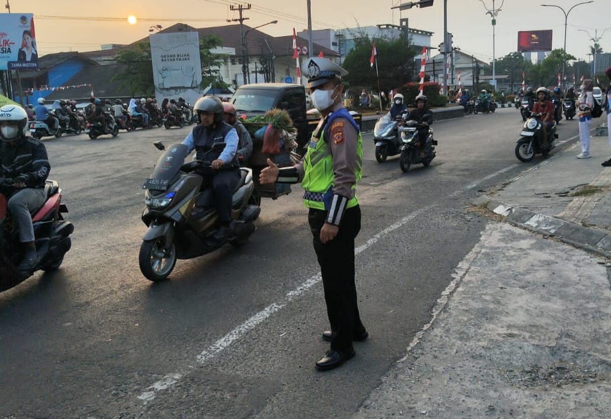 Upaya Satlantas Polresta Karawang Laksanakan Gatur Pagi Guna Cegah Kemacetan Kendaraan hingga Laka Lantas