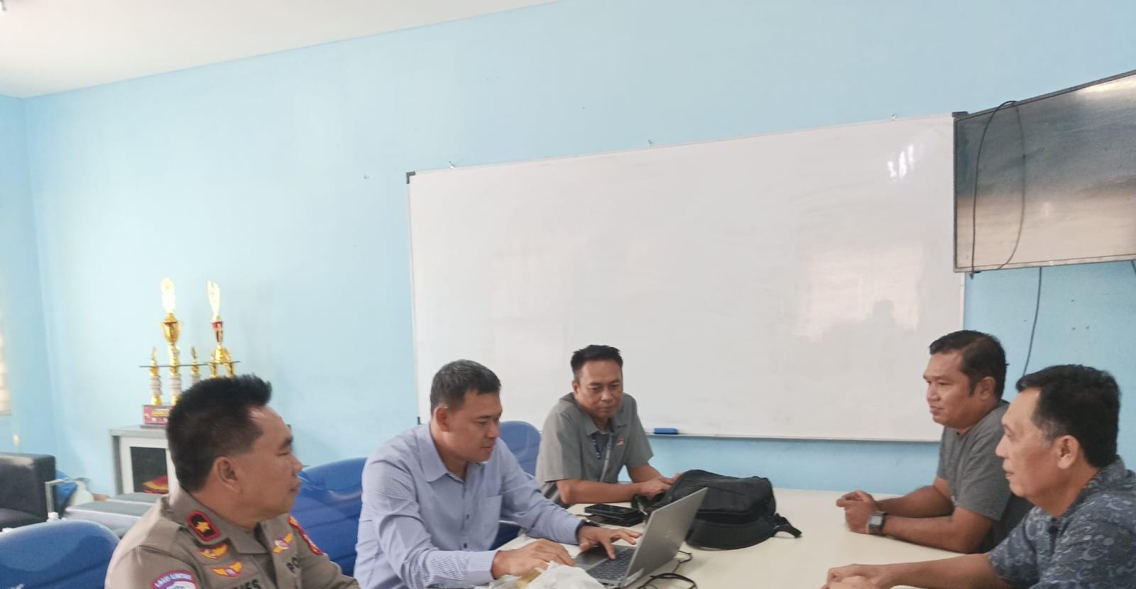 Jaga Kamtibmas Tetap Kondusif, Kapolsek Telukjambe Lakukan PAM dan Penggalangan Bersama Manajemen Toyota Manufacturing